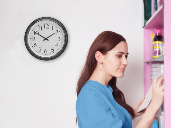 Los estudiantes de odontología demoran en el depósito dental.